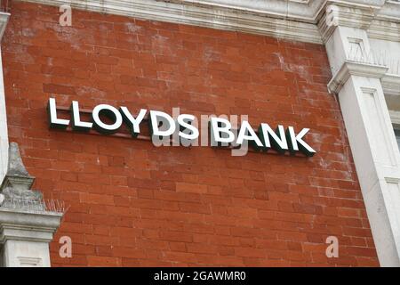 Woodbridge, Suffolk - 1. August 2021: Lloyds Bank in der Durchgangsstraße. Stockfoto