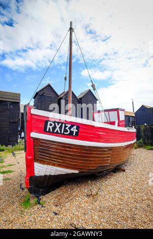 Historisches Fischerboot und Fischermänner-Netzhäuser, Hastlings Old Town, Hastlings, East Sussex, Großbritannien Stockfoto