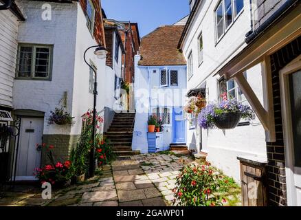 Traditionelle Häuser und enge Gassen am Sinnock Square, Hastings Old Town, Hastings, East Sussex, Großbritannien Stockfoto