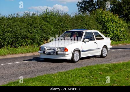 Ein 1985 80er Jahre Ford Escort RS Turbo White Car Hatchback Oldtimer Ankunft auf der Capesthorne Hall Oldtimer-Show. Stockfoto