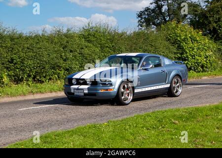 Ein 2007 V8 Ford MUSTANG Blue Benzin Oldtimer Ankunft auf der Capesthorne Hall Oldtimer-Show. Stockfoto