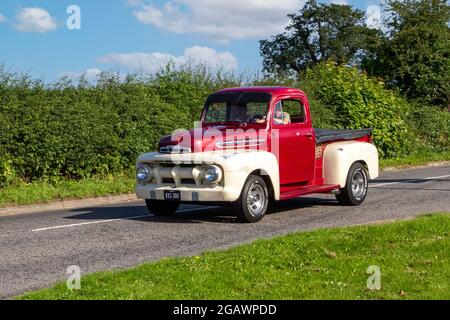 1951 50er Jahre rot weiß American Ford F1 Pickup 6400cc Muscle Car Oldtimer Ankunft in der Capesthorne Hall Oldtimer-Show. Stockfoto