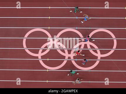 (210801) -- TOKIO, 1. August 2021 (Xinhua) -- Su Bingtian (4. Aufn.) aus China tritt beim 100-m-Finale der Männer bei den Olympischen Spielen 2020 in Tokio, Japan, am 1. August 2021 an. (Xinhua/Zeng Yao) Stockfoto