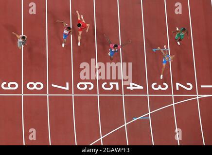 (210801) -- TOKIO, 1. August 2021 (Xinhua) -- Su Bingtian (3. L) aus China tritt beim 100-m-Finale der Männer bei den Olympischen Spielen 2020 in Tokio, Japan, am 1. August 2021 an. (Xinhua/Zhang Chuanqi) Stockfoto