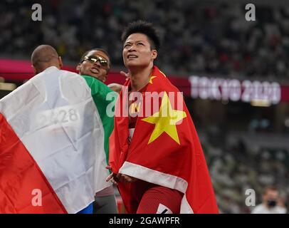 (210801) -- TOKIO, 1. August 2021 (Xinhua) -- Su Bingtian aus China reagiert nach dem 100-m-Finale der Männer bei den Olympischen Spielen 2020 in Tokio, Japan, 1. August 2021. (Xinhua/Lui Siu Wai) Stockfoto