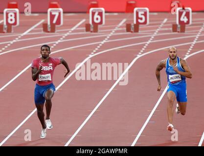 01. August 2021, Japan, Tokio: Leichtathletik: Olympische Spiele, 100-m-Finale, Männer. Marcell Lamont Jacobs (r) aus Italien gewinnt vor Fred Kerley (USA). Foto: Oliver Weiken/dpa Stockfoto