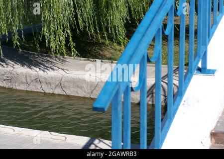 Brücke über Teich im Park an trockenen sonnigen Sommertag Stockfoto