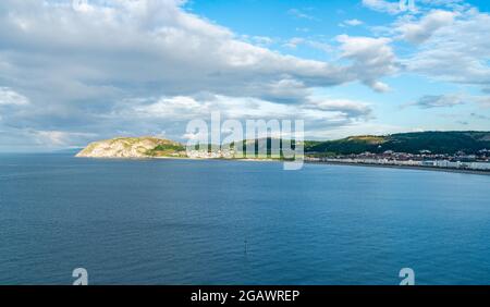 Blick auf die Penrhyn-Seite über die Llandudno Bay, die sich in der Grafschaft Clwyd, Nordwales, befindet Stockfoto