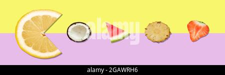 Kreatives Layout aus Früchten. Lemon frisst Kokosnuss, Ananas, Wassermelone und Erdbeere. Lebensmittelkonzept. Stockfoto