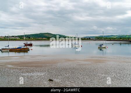 Boote und Yachten in Conwy Quayside bei Ebbe und Blick über die Mündung nach Deganwy Stockfoto