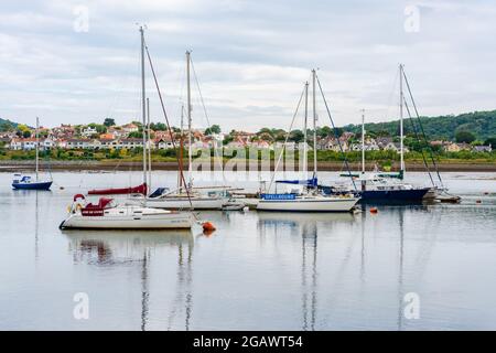 CONWY, WALES - 04. JULI 2021: Boote und Yachten in Conwy Quayside und Blick über die Mündung nach Deganwy. Stockfoto