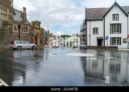 CONWY, WALES - 04. JULI 2021: Straßenansicht von Conwy, einer Küstenmarktstadt und Gemeinde in Conwy County Borough Stockfoto