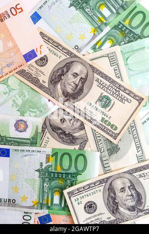 Struktur der US-Dollar- und Euro-Banknoten Stockfoto