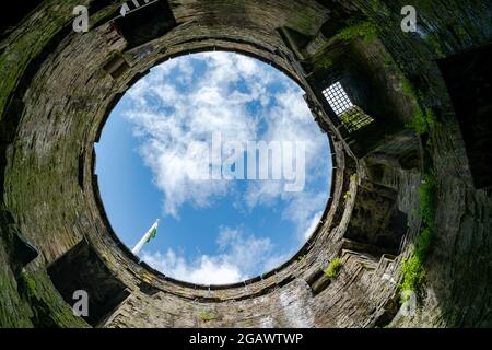 CONWY, WALES - 04. JULI 2021: Blick nach oben auf einen Turm von Convy Castle Stockfoto