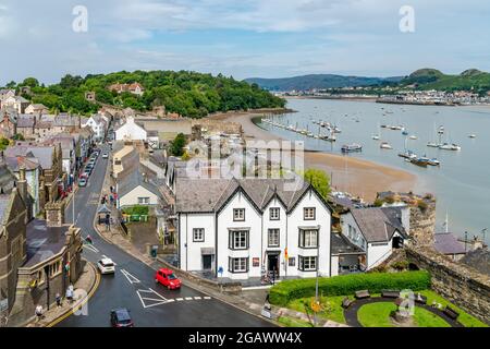 CONWY, WALES - 04. JULI 2021: Blick auf Conwy, eine Küstenmarktstadt und Gemeinde in Conwy County Borough an der Nordküste von Wales. Stockfoto