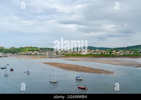 Boote und Yachten liegen in Conwy Quayside und bieten einen Blick über die Mündung zum Deganwy. Wales Stockfoto