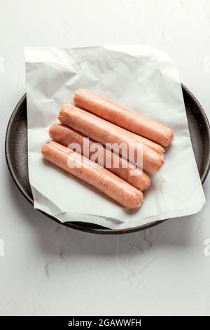 Rohe Rohwürste bereit zum Frühstück – FOODPIX WHITE SERIES – COPYSPACE Stockfoto