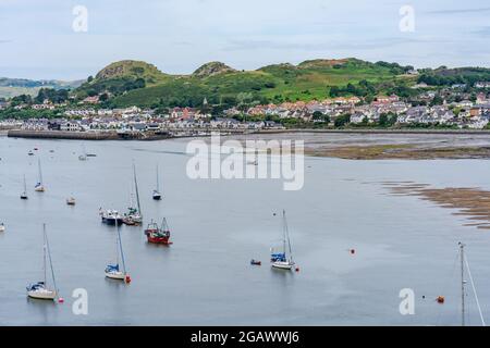 CONWY, WALES - 04. JULI 2021: Conwy Quayside bei Ebbe und Blick über die Mündung zum Deganwy Stockfoto