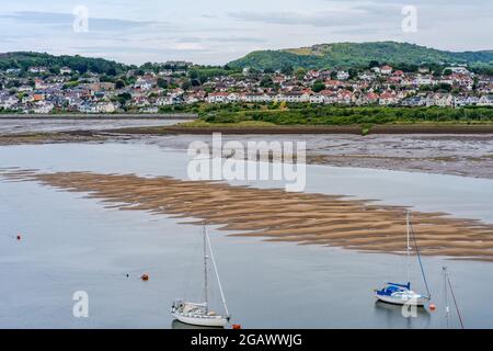 Conwy Quayside bei Ebbe und Blick über die Mündung nach Deganwy, Wales Stockfoto