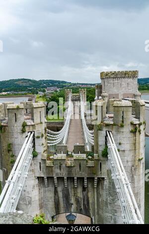 CONWY, WALES - 04. JULI 2021: Conwy Suspension Bridge. Das 1826 erbaute Gebäude sollte den Verkehr entlang der Küste von Nordwales bringen. Stockfoto