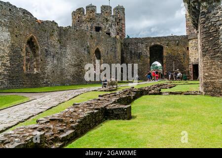 CONWY, WALES - 04. JULI 2021: Besucher von Convy Castle. Stockfoto