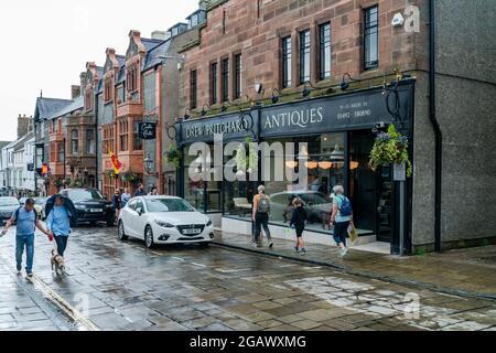 CONWY, WALES - 04. JULI 2021: Unternehmen auf der High Street in Conwy, einer Küstenmarktstadt und Gemeinde in Conwy County Borough Stockfoto