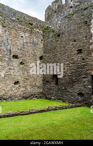 CONWY, WALES - 04. JULI 2021: Ruinen von Convy Castle. Stockfoto