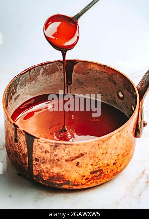 Schmelzende Schokolade in Kupferkasserolle Stockfoto