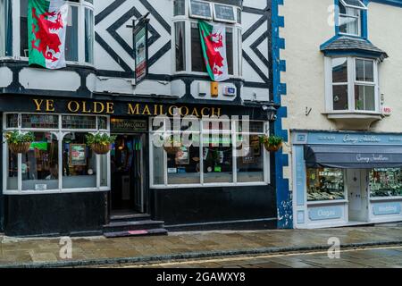 CONWY, WALES - 04. JULI 2021: Unternehmen auf der High Street in Conwy, Stockfoto