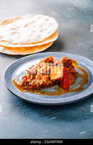 Indisches vegetarisches Paneer-Gericht mit Dhal - Dal - FOODPIX WEISS - PLATZ FÜR TEXT Stockfoto