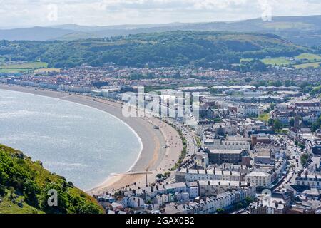 LLANDUDNO, WALES - 05. JULI 2021: Blick auf die kurvige Promenade von Llandudno, gesäumt von Hotels auf der Landzunge Great Orme Stockfoto