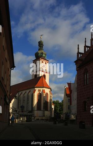 Mystische Lichtstimmung am Wolkenhimmel über Altstadt und Kirchturm und Kirche in Sulzbach-Rosenberg bei Amberg in der Oberpalz in Bayern Stockfoto