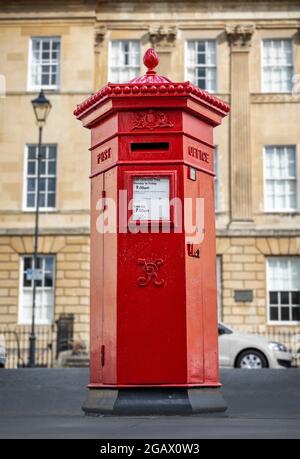 The Victorian Penfold hexagonal Pillar Box on Great Pulteney Street in Bath, England Stockfoto