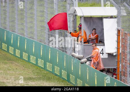 Budapest, Ungarn. August 2021. Budapest, Ungarn. August 2021. Rote Flagge während der Formel 1 Magyar Nagydij 2021, großer Preis von Ungarn, 11. Lauf der FIA Formel 1 Weltmeisterschaft 2021 vom 30. Juli bis 1. August 2021 auf dem Hungaroring, in Mogyorod, bei Budapest, Ungarn - Foto Xavi Bonilla / DPPI Kredit: Unabhängige Fotoagentur/Alamy Live News Stockfoto