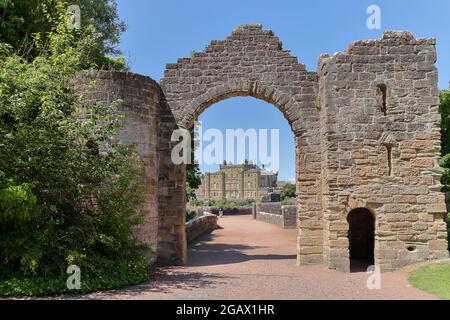 Blick durch einen Torbogen auf Culzean Castle and Gardens im Besitz des National Trust for Scotland, in der Nähe von Ayr, South Ayrshire, Schottland, Großbritannien Stockfoto