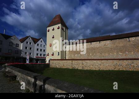 Wolkenstimmung und dramatische Wolken mit historischen Stadtturm in Sulzbach Rosenberg, Amberg, Oberpfalz, Bayern! Stockfoto