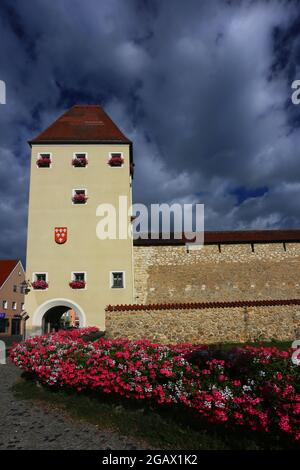 Wolkenstimmung und dramatische Wolken mit historischen Stadtturm in Sulzbach Rosenberg, Amberg, Oberpfalz, Bayern! Stockfoto