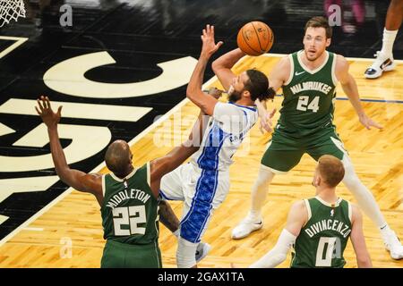 Orlando, Florida, USA, 11. April 2021, Orlando Magic Point Guard Michael Carter-Williams #7 Versuch, während des Spiels im Amway Center einen Korb zu machen (Bildnachweis: Marty Jean-Louis) Stockfoto