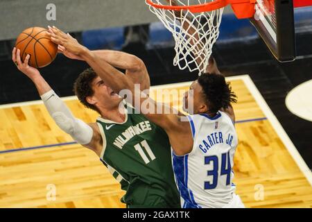 Orlando, Florida, USA, 11. April 2021, Milwaukee Bucks Center Brook Lopez Versuch, einen Korb im Amway Center zu machen (Foto: Marty Jean-Louis) Stockfoto