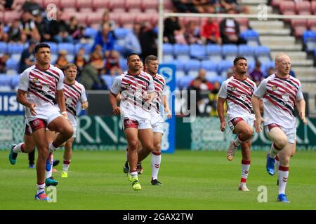 Wigan, Großbritannien. August 2021. Wigan-Spieler während des Vorspiels in Wigan, Großbritannien, am 8/1/2021. (Foto von Conor Molloy/News Images/Sipa USA) Quelle: SIPA USA/Alamy Live News Stockfoto