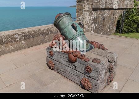 Kanone auf der Brüstung von Culzean Castle and Gardens, die dem National Trust for Scotland gehört, in der Nähe von Ayr, South Ayrshire, Schottland, Großbritannien Stockfoto
