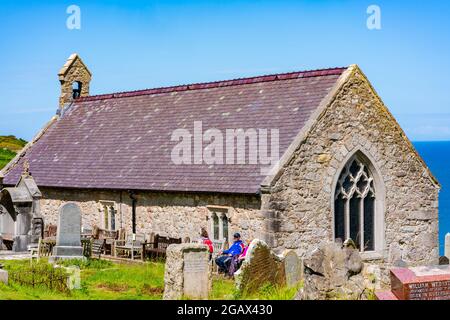 LLANDUDNO, WALES - 05. JULI 2021: St. Tudno's Church auf der Landzunge Great Orme wurde im 12. Jahrhundert erbaut Stockfoto