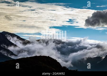 Wunderbarer Blick auf die Wolken von den Alsoda Bergen in Abha Stadt im südlichen Teil von Saudi-Arabien. Stockfoto