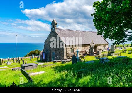 LLANDUDNO, WALES - 05. JULI 2021: St. Tudno's Church auf der Landzunge Great Orme wurde im 12. Jahrhundert erbaut Stockfoto