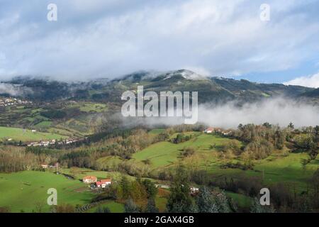 Baskische Täler im Nebel vom verschneiten Berg Kolitxa Stockfoto