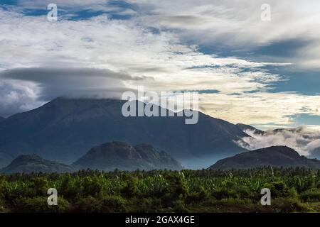 Wunderbarer Blick auf die Wolken von den Alsoda Bergen in Abha Stadt im südlichen Teil von Saudi-Arabien. Stockfoto