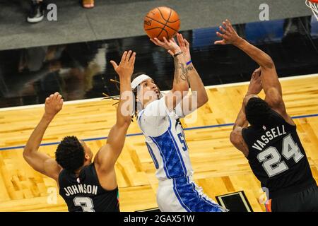 Orlando, Florida, USA, 12. April 2021, Orlando Magic Point Guard Cole Anthony #50 Versuch, einen Korb gegen die San Antonio Spurs im Amway Center zu machen (Foto: Marty Jean-Louis) Stockfoto