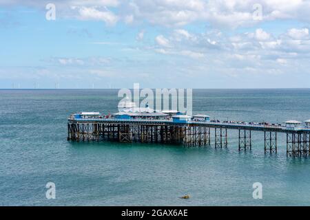LLANDUDNO, WALES - 04. JULI 2021: Blick auf den Llandudno Grade II gelisteten Pier über die Bucht in Llandudno. Stockfoto