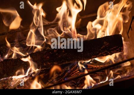 BBQ Kamin traditionelle Küche auf offenem Feuer brennendes Feuerholz im Brazier Stockfoto