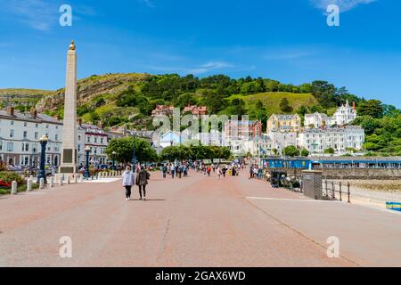 LLANDUDNO, WALES - 05. JULI 2021: Llandudno ist der größte Badeort in Wales, bekannt für den North Shore Beach und den Llandudno Pier aus dem 19. Jahrhundert. Stockfoto